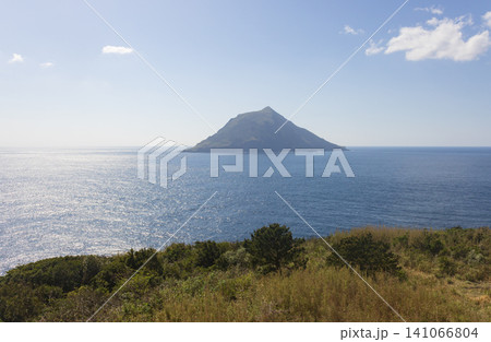 八丈富士山頂から眺める八丈小島 八丈富士山頂から眺める八丈小島 141066804
