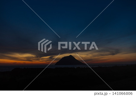 南千畳敷から望む八丈小島と夕陽の絶景風景 南千畳敷から望む八丈小島と夕陽の絶景風景 141066806
