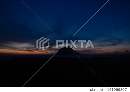 南千畳敷から望む八丈小島と夕陽の絶景風景 141066807