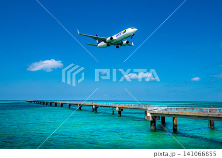 下地島空港へ着陸する旅客機 エメラルドグリーンの海と桟橋 下地島空港へ着陸する旅客機 エメラルドグリーンの海と桟橋 141066855