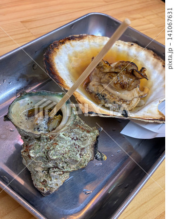 焼きホタテとサザエの屋台料理(海鮮・食文化・日本料理) 焼きホタテとサザエの屋台料理(海鮮・食文化・日本料理) 141067631