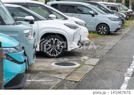 道路沿いの宅地の一部を利用した駐車場 道路沿いの宅地の一部を利用した駐車場 141067678