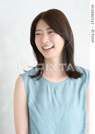 明るい部屋で微笑む日本人女性 明るい部屋で微笑む日本人女性 141068016