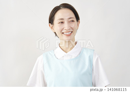 笑顔の介護士女性 白背景 笑顔の介護士女性 白背景 141068115