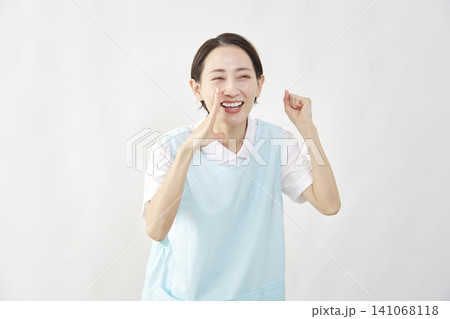 介護士女性 応援 白背景 介護士女性 応援 白背景 141068118