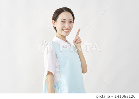 右側を指差す介護士女性 白背景 右側を指差す介護士女性 白背景 141068120