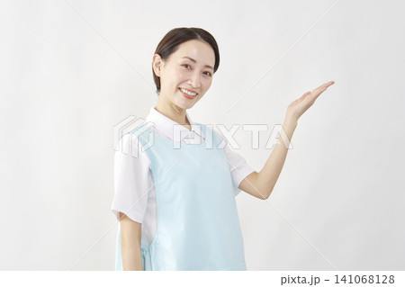 右側を手で指す介護士女性 白背景 右側を手で指す介護士女性 白背景 141068128