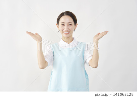 左右を手で指す介護士女性 白背景 左右を手で指す介護士女性 白背景 141068129