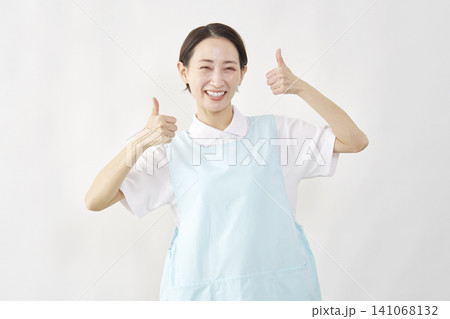 介護士女性 グッドサイン 白背景 介護士女性 グッドサイン 白背景 141068132