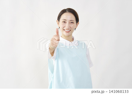 介護士女性　グッドサイン　白背景 141068133