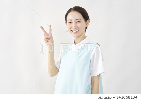 介護士女性 ピースサイン 白背景 介護士女性 ピースサイン 白背景 141068134