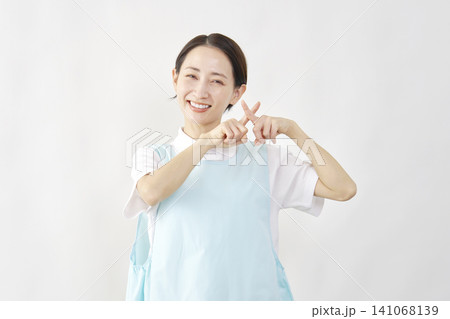 介護士女性 ばつ印のポーズ 白背景 介護士女性 ばつ印のポーズ 白背景 141068139