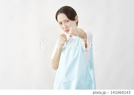 介護士女性 パンチ 白背景 介護士女性 パンチ 白背景 141068143