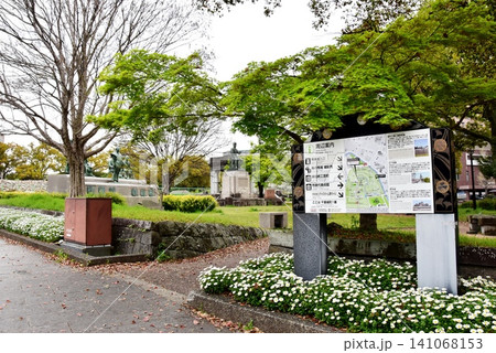 隈本市 高橋公園散策路と新緑 隈本市 高橋公園散策路と新緑 141068153