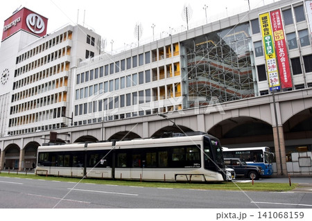 熊本市 籠町通りの街並みと路面電車 熊本市 籠町通りの街並みと路面電車 141068159
