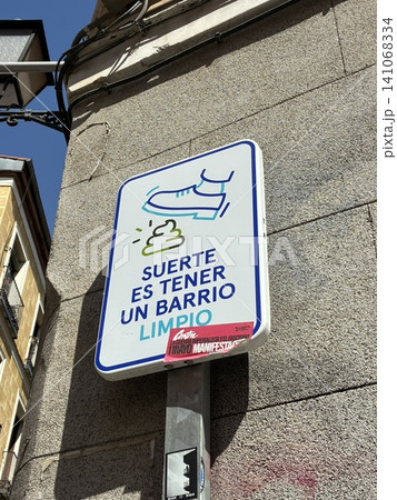 スペイン、マドリードの街中の看板 スペイン、マドリードの街中の看板 141068334