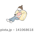 クッションでくつろぎながらスマートフォンを見る女性のイラスト 141068618
