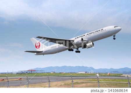 出雲空港を離陸する日本航空ボーイング767型旅客機(ローキー) 出雲空港を離陸する日本航空ボーイング767型旅客機(ローキー) 141068634