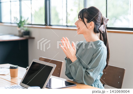 ミーティング,会議をするビジネスウーマン(褒める,賞賛,昇進,出世,達成) ミーティング,会議をするビジネスウーマン(褒める,賞賛,昇進,出世,達成) 141069004
