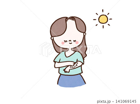 日焼けを防ぐために腕に日焼け止めを塗る女性(紫外線対策) 日焼けを防ぐために腕に日焼け止めを塗る女性(紫外線対策) 141069145