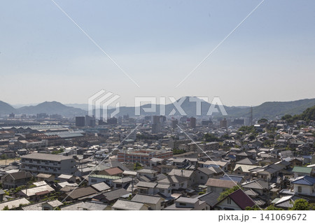 山並みを背景にした住宅街の俯瞰風景 141069672