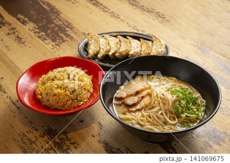 ラーメンと餃子、チャーハンが並ぶ中華料理セットの俯瞰 141069675