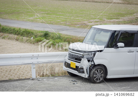 ガードレールに衝突し破損した白い軽自動車のクローズアップ 141069682