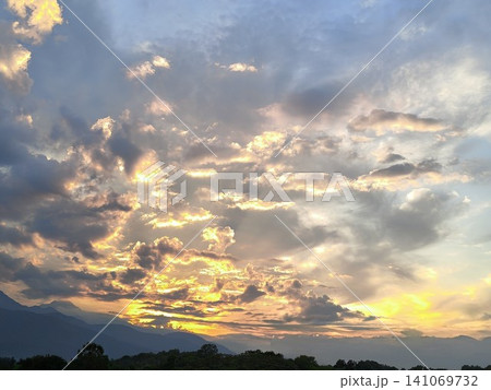 黄金に輝く夕日と南アルプスの山々 雲海に広がる夕焼け空の背景素材 黄金に輝く夕日と南アルプスの山々 雲海に広がる夕焼け空の背景素材 141069732