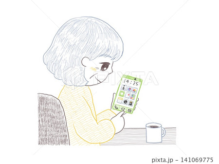 コーヒーを飲みながら椅子に座ってスマホを操作するシニアの女性 コーヒーを飲みながら椅子に座ってスマホを操作するシニアの女性 141069775
