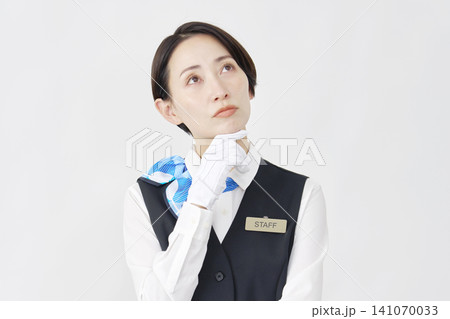 女性スタッフ 受付・バスガイド 考える 白背景 女性スタッフ 受付・バスガイド 考える 白背景 141070033