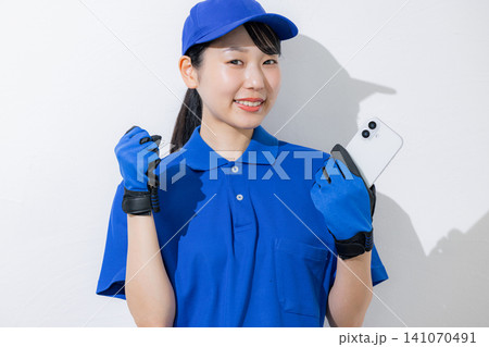 スマホを持つ女性スタッフ スマホを持つ女性スタッフ 141070491