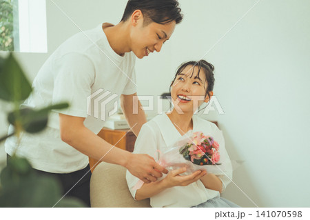 男性が女性に花束を渡す日常 男性が女性に花束を渡す日常 141070598