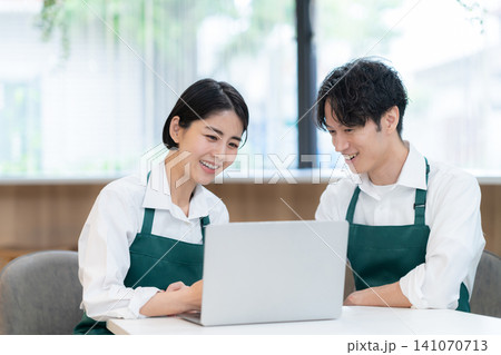 カフェの若い男女の店員 141070713