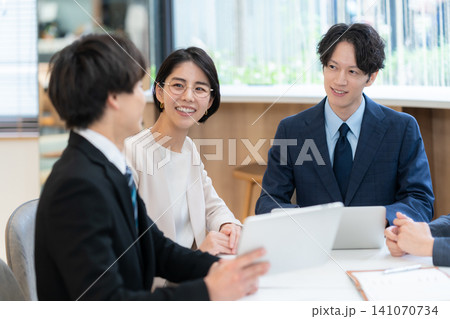オフィスで会議をするビジネスマン オフィスで会議をするビジネスマン 141070734