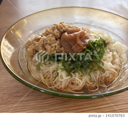 夏バテ防止 納豆と梅干の冷やしそうめん 大葉みょうが添え 夏バテ防止 納豆と梅干の冷やしそうめん 大葉みょうが添え 141070763