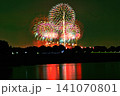 夜空に咲くカラフルな花火と幻想的なリフレクション 141070801