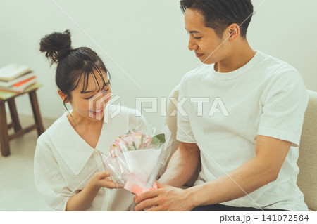 日常的に花束を送る夫 141072584