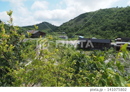 五色温泉の建物と山 五色温泉の建物と山 141075802