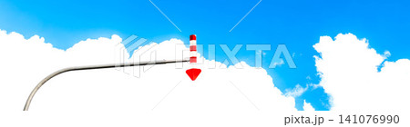 夏の青空と湧き立つ白い雲と雪国特有の道路にある矢羽根の風景 夏の青空と湧き立つ白い雲と雪国特有の道路にある矢羽根の風景 141076990