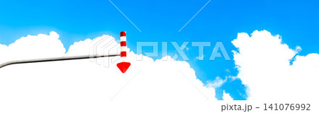 夏の青空と湧き立つ白い雲と雪国特有の道路にある矢羽根の風景 夏の青空と湧き立つ白い雲と雪国特有の道路にある矢羽根の風景 141076992