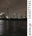 水面に反射する工場夜景 141077141