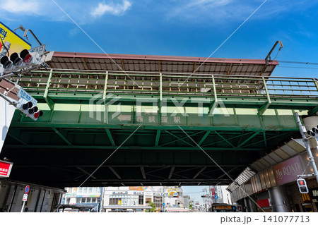 西荻窪駅入口交差点で空を見上げる 東京都杉並区西荻南 西荻窪駅入口交差点で空を見上げる 東京都杉並区西荻南 141077713