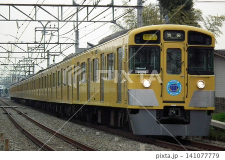 ひばりが丘~保谷を走行する 西武9000系「通勤急行 池袋」 ひばりが丘~保谷を走行する 西武9000系「通勤急行 池袋」 141077779