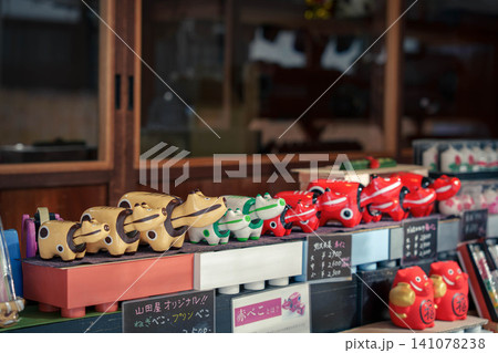 店先に並んだ伝統工芸 店先に並んだ伝統工芸 141078238