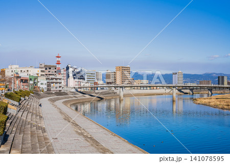 沼津市の街並みと狩野川の風景(静岡県) 沼津市の街並みと狩野川の風景(静岡県) 141078595