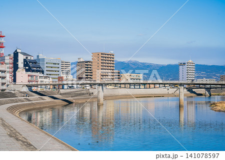 沼津市の街並みと狩野川の風景(静岡県) 141078597