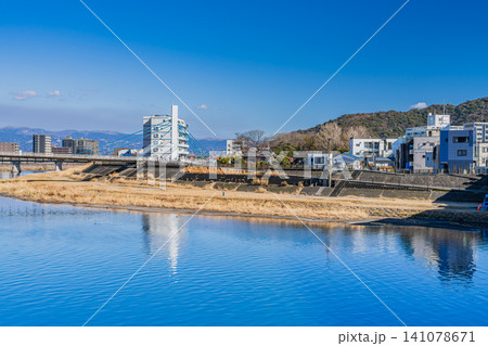 沼津市の街並みと狩野川の風景(静岡県) 沼津市の街並みと狩野川の風景(静岡県) 141078671