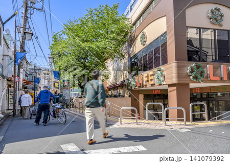 東中野駅周辺の都市風景 東中野ギンザ通りとライフ 東中野駅周辺の都市風景 東中野ギンザ通りとライフ 141079392