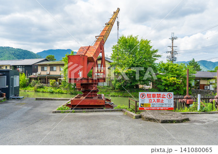 京都嵐山　保津川下りの観光船を陸揚げするクレーン 141080065