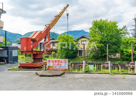 京都嵐山 保津川下りの観光船を陸揚げするクレーン 京都嵐山 保津川下りの観光船を陸揚げするクレーン 141080066